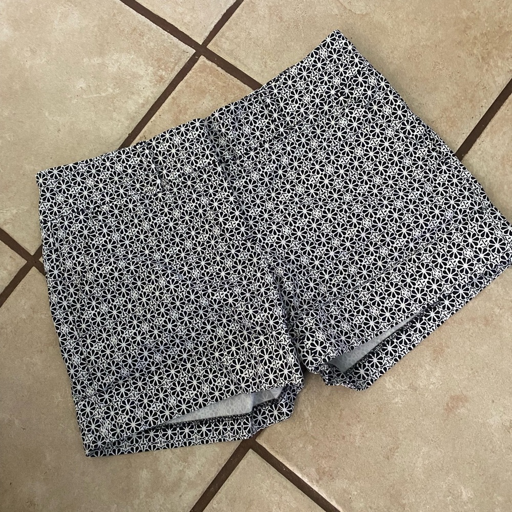 (A151)Woman’s Shorts Size 4 Néw York & Company 7th Avenue Suiting Collection
